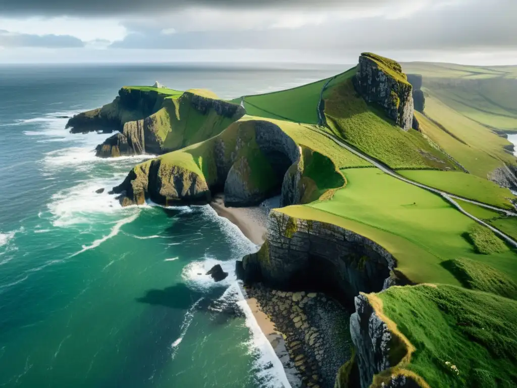 Costa escarpada de Irlanda, con acantilados dramáticos y olas en colisión bajo un cielo nublado