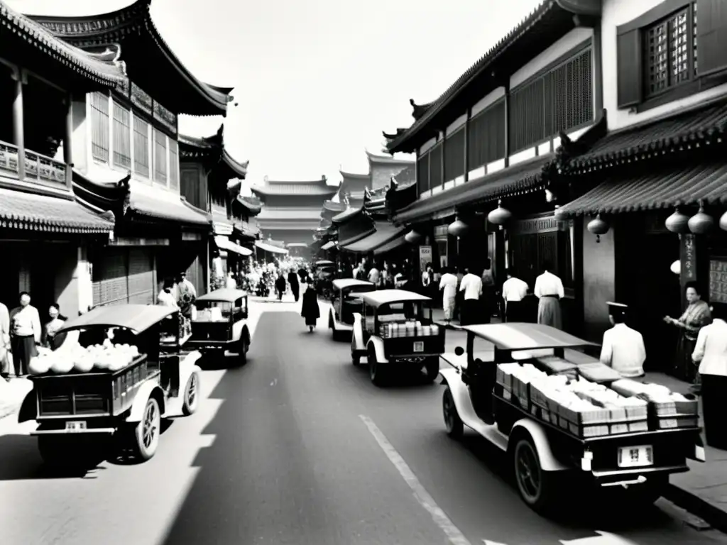 Foto en blanco y negro de una bulliciosa calle en la antigua Cantón, mostrando la arquitectura china tradicional y la vida cotidiana